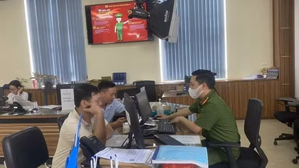 Người dân chỉ cung cấp bản sao Giấy chứng nhận và Căn cước công dân mà không phải công chứng