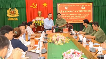 Công an tỉnh Vĩnh Long tiếp nhận nhiệm vụ từ các sở ngành chuyển giao