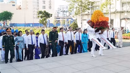 Đoàn đại biểu TP Hồ Chí Minh dâng hương, dâng hoa tưởng nhớ Chủ tịch Hồ Chí Minh