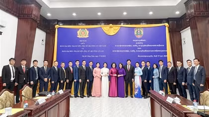 Giao lưu thắm tình hữu nghị giữa thanh niên, phụ nữ Công an Việt Nam và Lào