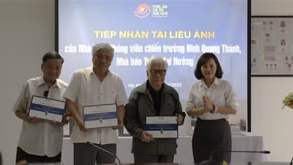 Các nhà báo chiến trường trao tặng loạt tác phẩm nhiếp ảnh quý về ngày 30/4