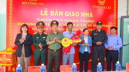 Bàn giao 2 căn nhà “Chiến dịch Quang Trung” đầu tiên ở Gia Lai do Công an xây dựng