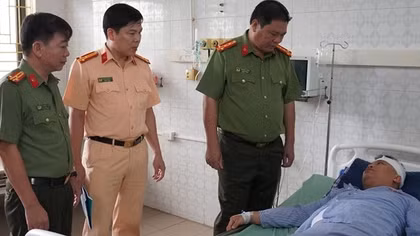Thăm hỏi cán bộ Công an xã bị thương khi làm nhiệm vụ