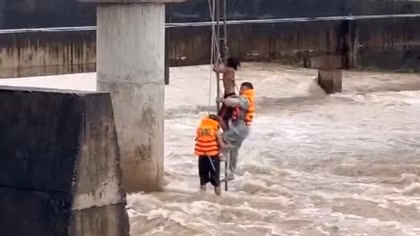 Giải cứu người đàn ông mắc kẹt tại trụ cầu giữa dòng lũ dữ