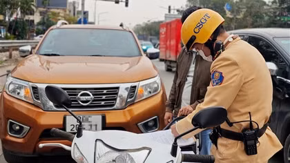 Xử lý nghiêm ô tô che biển, dừng đỗ bát nháo trước cổng Bệnh viện Bạch Mai