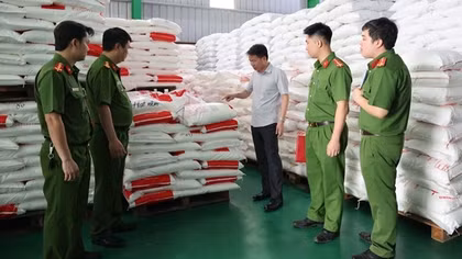 Hàng trăm tấn bột nêm, mỳ chính giả được bán cho các bếp ăn tại khu công nghiệp