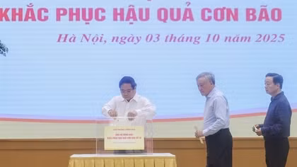Thủ tướng và lãnh đạo Chính phủ quyên góp ủng hộ đồng bào bị thiệt hại do bão lũ