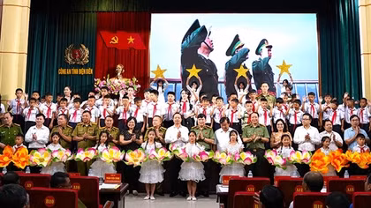 Tiếp nhận chương trình “Con nuôi Công an Điện Biên” và lưu học sinh 6 tỉnh Bắc Lào