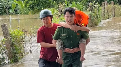 Công an tỉnh Lâm Đồng xuyên đêm dầm nước, cứu trợ người dân