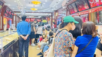Giá vàng lên "chót vót", tiềm ẩn nhiều rủi ro với người mua