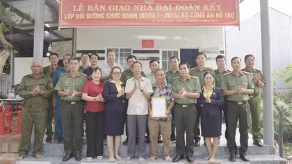 Công an Cà Mau bàn giao nhà Đại đoàn kết tại xã Tạ An Khương