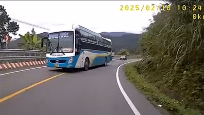 Làm rõ hai vụ xe khách vượt ẩu ở đèo Khánh Lê trên quốc lộ 27C