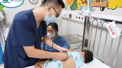 Bốn bà cháu bị đàn ong tấn công, 1 bé tử vong thương tâm