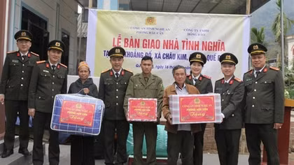 Tặng nhà tình nghĩa và quà Tết cho hộ nghèo miền núi Nghệ An