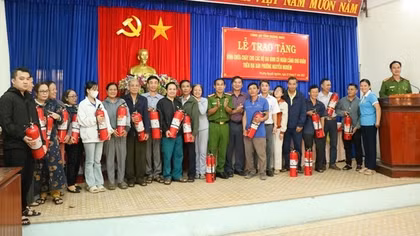 Đầu Xuân Ất Tỵ, nhiều hộ dân nghèo được tặng... bình chữa cháy