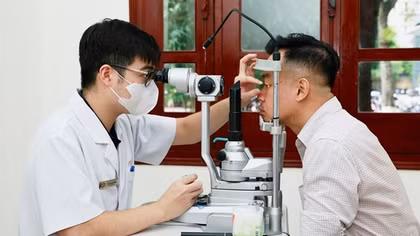 Hút thuốc lá gây các bệnh về răng miệng và có thể mù loà