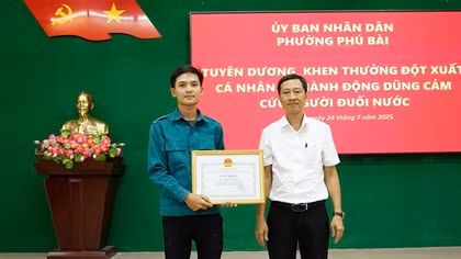 Người thợ xây không ngại hiểm nguy, lao xuống hồ nước sâu cứu học sinh đuối nước