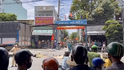Đi tìm nhà trọ, 2 mẹ con tử vong thương tâm dưới bánh xe tải