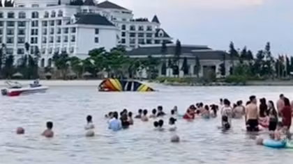 Phạt doanh nghiệp để dù lượn gắn động cơ rơi xuống bãi biển đông du khách
