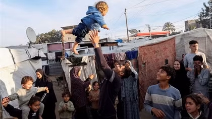 Người dân Dải Gaza xuyên qua đống hoang tàn, lần tìm lại dấu vết nhà xưa