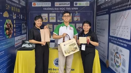 Sinh viên miền Tây biến phế phẩm nông nghiệp thành sản phẩm thời trang