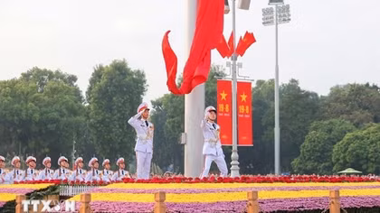 Hàng nghìn người dân tham dự Lễ Thượng cờ tại Quảng trường Ba Đình