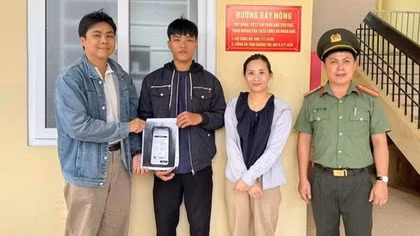 Thanh niên bất ngờ nhận được 650 triệu đồng đến gặp Công an nhờ tìm người chuyển nhầm
