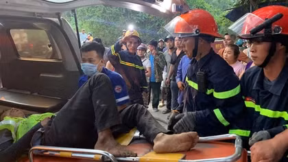 Xe tải tông sập nhà dân khiến ba người thương vong