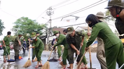 Hơn 5.000 người tham gia dọn dẹp vệ sinh sau mưa lũ lịch sử ở TP Huế