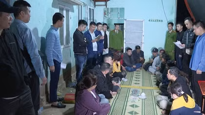 Bắt giữ 15 đối tượng đang xóc đĩa trong sới bạc quy mô lớn