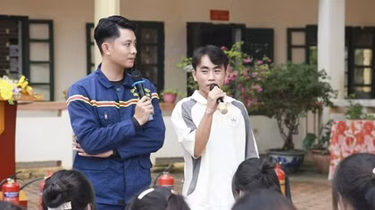 Người đi về phía lửa