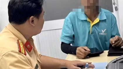 Tài xế taxi công nghệ bị phạt 19 triệu đồng vì đi ngược chiều