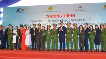 Trao tặng khu vui chơi cho trẻ em và khám chữa bệnh cho người nghèo tại xã Bồ Đề