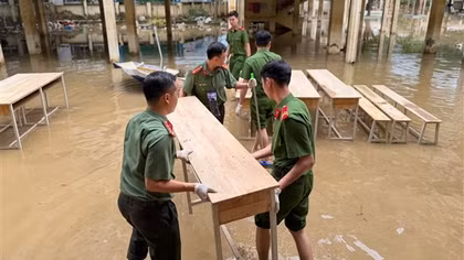 Tuổi trẻ Công an Khánh Hoà hỗ trợ các trường học khắc phục hậu quả lũ lụt