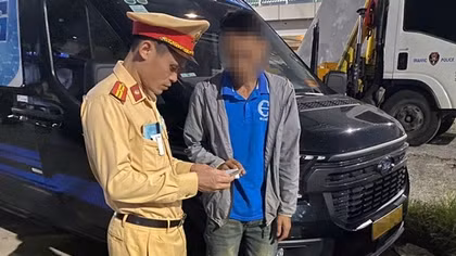 CSGT phát hiện tài xế Limousine dương tính ma túy vẫn lái xe đi đón khách