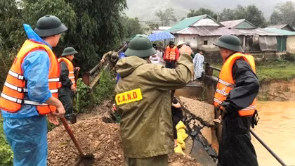 Công an các xã miền núi ở Huế bám địa bàn, chung sức khắc phục sạt lở đất