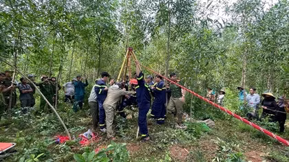 Giải cứu thành công cụ ông rơi xuống giếng sâu trong rẫy