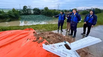 Hai vị trí đê bị lún nứt nghiêm trọng ở Hà Nội
