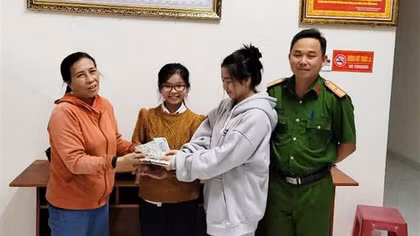 Nhặt được ví tiền, 3 học sinh, sinh viên trình báo Công an xã tìm trả người bị mất