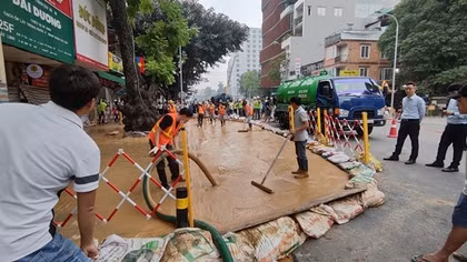 Huy động tối đa nhân lực, khắc phục sự cố tràn bùn trên phố Cát Linh