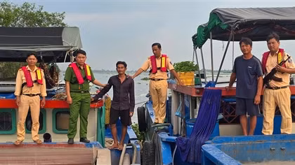 Bắt quả tang 9 đối tượng khai thác trái phép cát trên sông Hậu