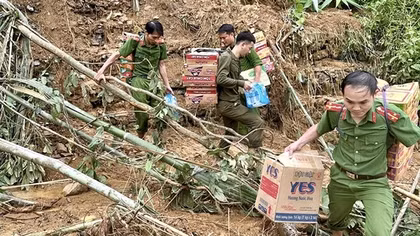 Thanh Hoá: Công an xã tiếp cận và hỗ trợ người dân bị cô lập do bão số 5