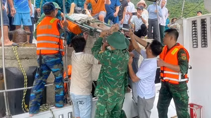 Đưa hai bệnh nhân nguy cấp ở Cù Lao Chàm vào bờ cấp cứu