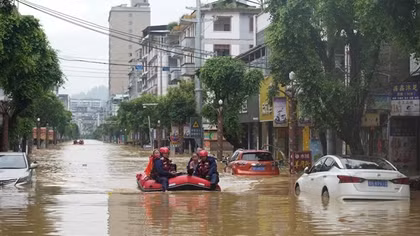 Bắc Kinh sơ tán hơn 82.000 dân, phát cảnh báo đỏ vì mưa bão