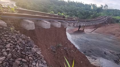 Đường sắt bị trôi nền đường do bão số 13