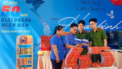Công an Trà Vinh giới thiệu cuốn sách của đồng chí Tổng Bí thư Tô Lâm nhân Ngày sách và văn hóa đọc