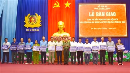 Bàn giao kinh phí xóa nhà tạm cho hội viên Hội Cựu CAND tỉnh Cà Mau