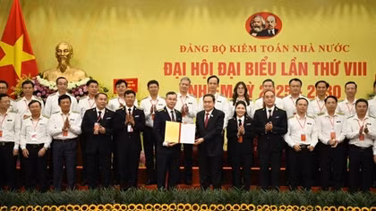 Chủ tịch Quốc hội: “Chỉ cần một phút lơ là, không vững vàng về tư tưởng chính trị, là có thể sa ngã”