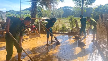 Công an Bắc Ninh giúp dân khắc phục hậu quả thiên tai, đảm bảo an toàn đê điều