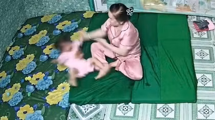 Bắt khẩn cấp bảo mẫu hành hạ trẻ em tại điểm giữ trẻ không phép ở Long An